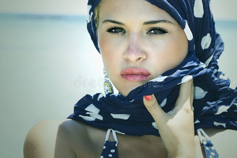 Piękna kobieta na plaży. Arabski style.Summer.freckles zdjęcie stock Piękna kobieta na plaży. Arabski style.Summer.freckles zdjęcie stock