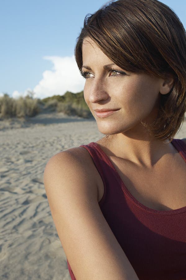 Piękna kobieta Patrzeje Daleko od Na plaży obrazy stock Piękna kobieta Patrzeje Daleko od Na plaży obrazy stock