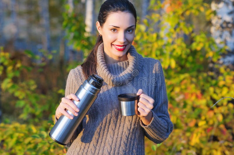 Piękna kobieta pije gorącej herbaty outdoors zdjęcie stock