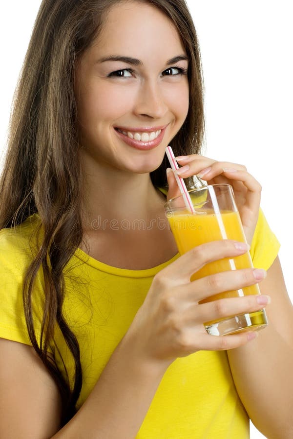 Piękna kobieta pije sok pomarańczowego