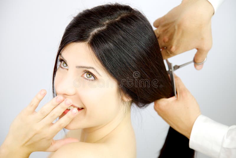 Piękna kobieta szczęśliwa o dostawać długie włosy cięcie sławnym hairstylist zdjęcie royalty free