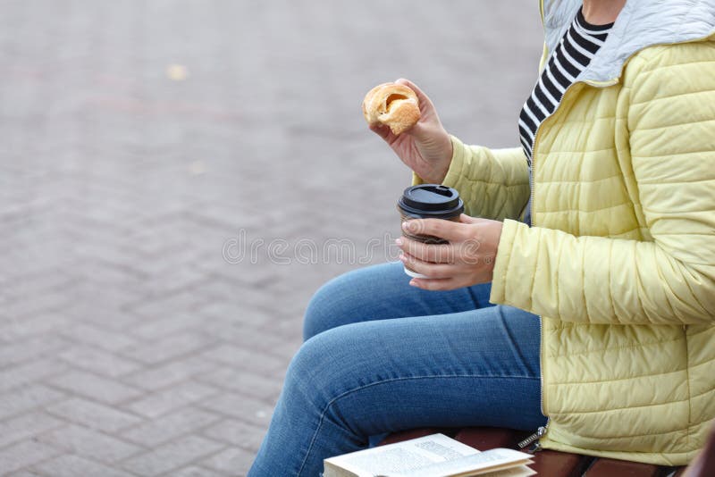 Piękna kobieta trzyma filiżankę i croissant zdjęcie stock Piękna kobieta trzyma filiżankę i croissant zdjęcie stock