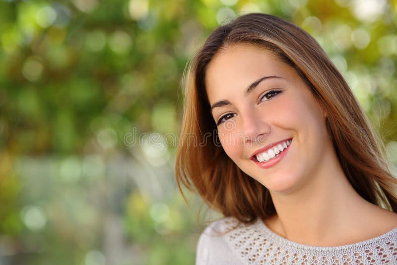 Piękna kobieta twarzowa z perfect białym uśmiechem