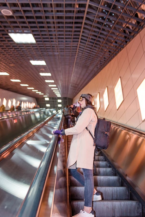 Piękna kobieta używa eskalator przystępować Marmaray pociąg zdjęcie stock Piękna kobieta używa eskalator przystępować Marmaray pociąg zdjęcie stock
