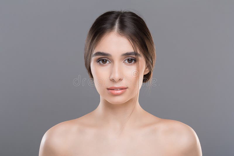Piękna kobieta z czystą skórą i naturalnym makeup obraz stock Piękna kobieta z czystą skórą i naturalnym makeup obraz stock