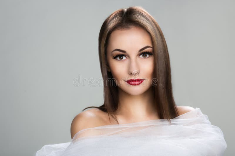 Piękna kobieta z długim prostym brown włosy zdjęcie royalty free Piękna kobieta z długim prostym brown włosy zdjęcie royalty free