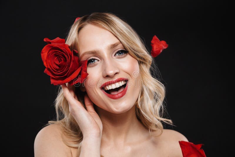 Piękna kobieta z jaskrawego makeup warg czerwony pozować odizolowywam nad czarnym tłem z kwiatem zdjęcia stock Piękna kobieta z jaskrawego makeup warg czerwony pozować odizolowywam nad czarnym tłem z kwiatem zdjęcia stock