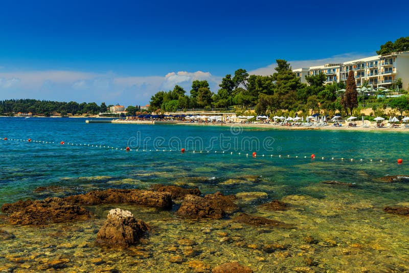 Piękna linia brzegowa i plaża, Rovinj, Istria region, Chorwacja, Europa obraz royalty free Piękna linia brzegowa i plaża, Rovinj, Istria region, Chorwacja, Europa obraz royalty free