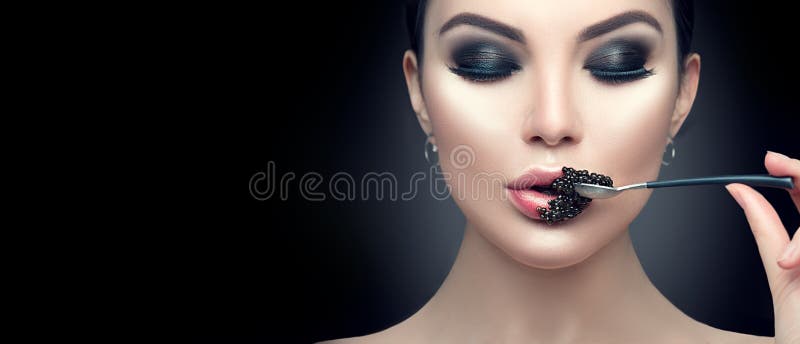 Piękna moda modela kobieta je czarnego kawiora Piękno dziewczyna z kawiorem na jej wargach zdjęcia royalty free