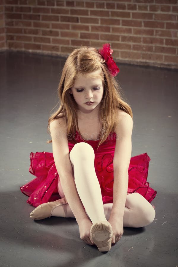 Piękna młoda balerina dostaje przygotowywający dla klasy zdjęcia royalty free Piękna młoda balerina dostaje przygotowywający dla klasy zdjęcia royalty free