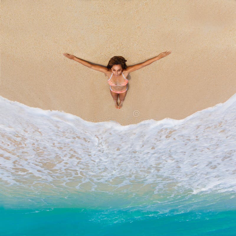 Piękna młoda dziewczyna w bikini na tropikalnej plaży Błękitny morze wewnątrz obraz stock Piękna młoda dziewczyna w bikini na tropikalnej plaży Błękitny morze wewnątrz obraz stock