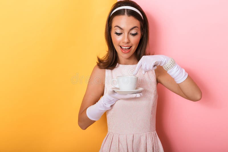 Piękna młoda elegancka brunetka fotografia stock Piękna młoda elegancka brunetka fotografia stock