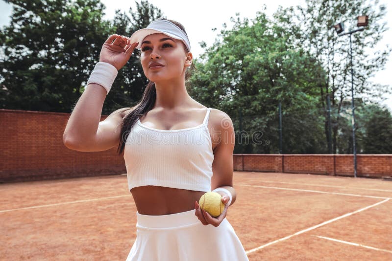 Piękna młoda kobieta w sport odzieży uśmiechniętej i patrzeje daleko od fotografia royalty free Piękna młoda kobieta w sport odzieży uśmiechniętej i patrzeje daleko od fotografia royalty free
