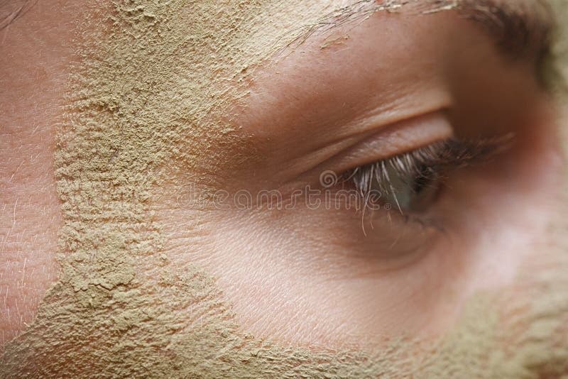 Piękna młoda kobieta z glinianą twarzową maską obrazy stock Piękna młoda kobieta z glinianą twarzową maską obrazy stock