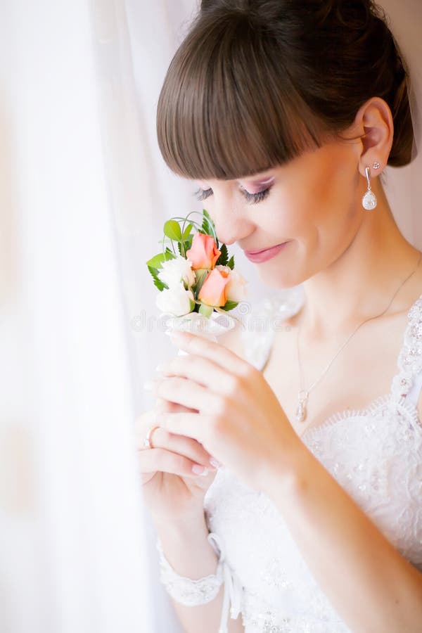 Piękna młoda panna młoda z ślubnym makeup i fryzura w bedro zdjęcie stock Piękna młoda panna młoda z ślubnym makeup i fryzura w bedro zdjęcie stock