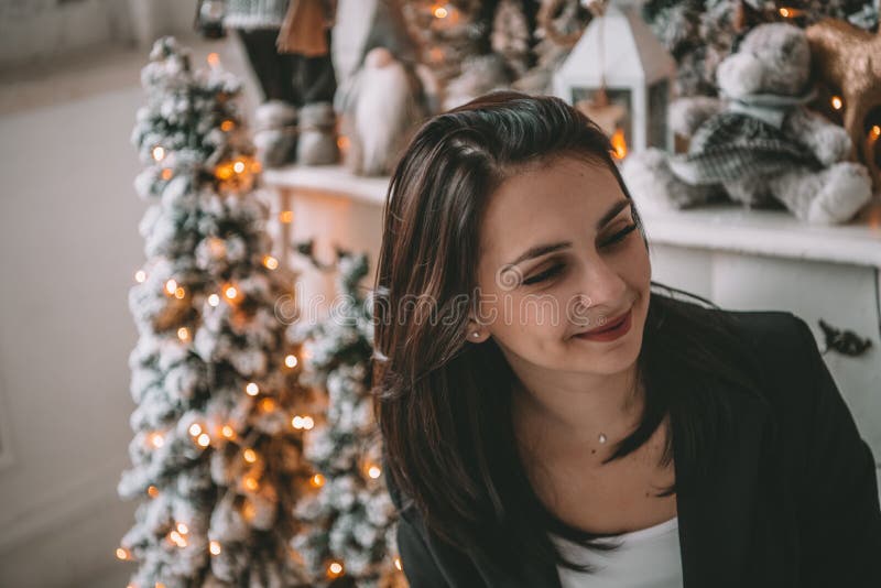 Piękna młoda, seksowna kobieta pozująca się dekoracji nowego roku Seksowna brunetka modelka udająca się na bożonarodzeniowe wnętr obraz royalty free