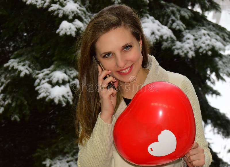 Piękna młoda szczęśliwa kobieta blondynka mówi telefonem komórkowym obrazy stock Piękna młoda szczęśliwa kobieta blondynka mówi telefonem komórkowym obrazy stock