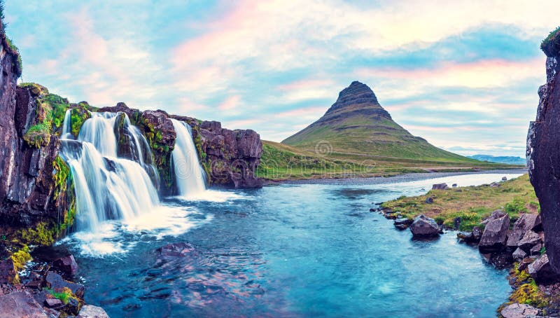 Piękna naturalna magiczna sceneria z siklawą Kirkjufell blisko wulkanu w Iceland Egzotyczni kraje Zadziwia? miejsca
