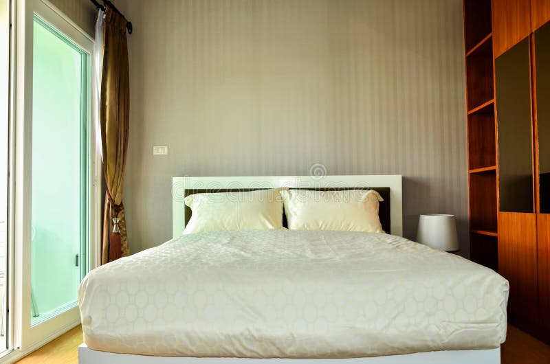 Piękna nowożytna domu i hotelu sypialnia zdjęcia royalty free Piękna nowożytna domu i hotelu sypialnia zdjęcia royalty free