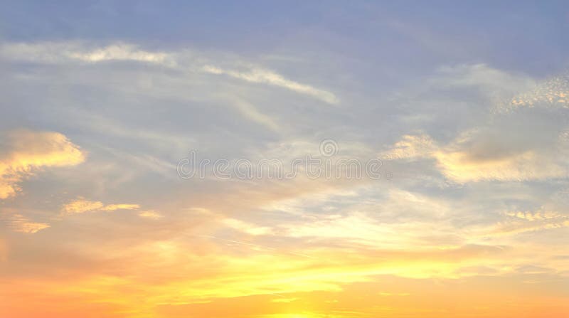 Piękna panorama pomarańczowi, żółci cloudscapes przy i/