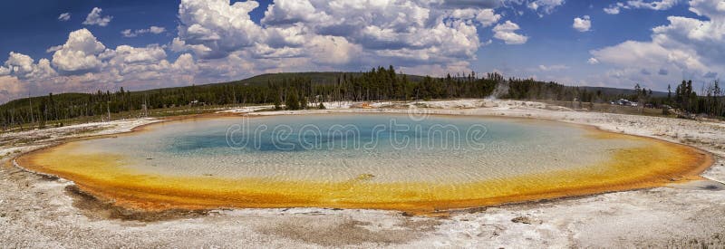 Piękna panorama Zmierzch jezioro przy Czarnym piaska basenem w Yellowstone parku narodowym obraz royalty free Piękna panorama Zmierzch jezioro przy Czarnym piaska basenem w Yellowstone parku narodowym obraz royalty free