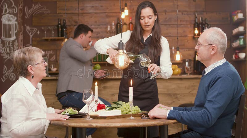 Piękna para w ich lata sześćdziesiąte ma gościa restauracji w restauracji obraz royalty free Piękna para w ich lata sześćdziesiąte ma gościa restauracji w restauracji obraz royalty free