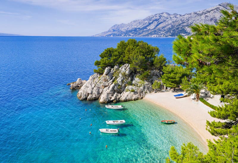 Piękna plaża blisko Brela miasteczka, Dalmatia, Chorwacja Makarska Riviera, sławny punkt zwrotny i podróży turystyczny miejsce pr