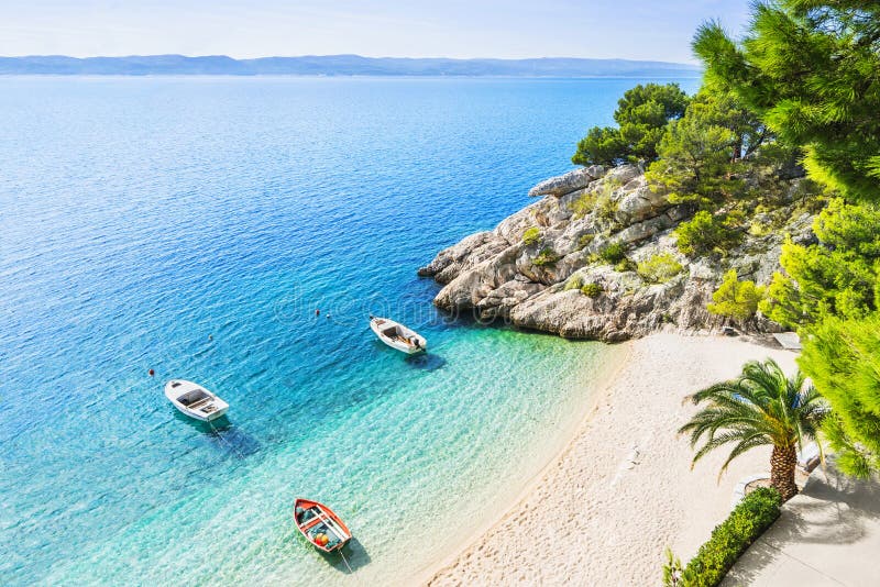 Piękna plaża blisko Brela miasteczka, Dalmatia, Chorwacja Makarska Riviera, sławny punkt zwrotny i podróży turystyczny miejsce pr zdjęcie stock Piękna plaża blisko Brela miasteczka, Dalmatia, Chorwacja Makarska Riviera, sławny punkt zwrotny i podróży turystyczny miejsce pr zdjęcie stock