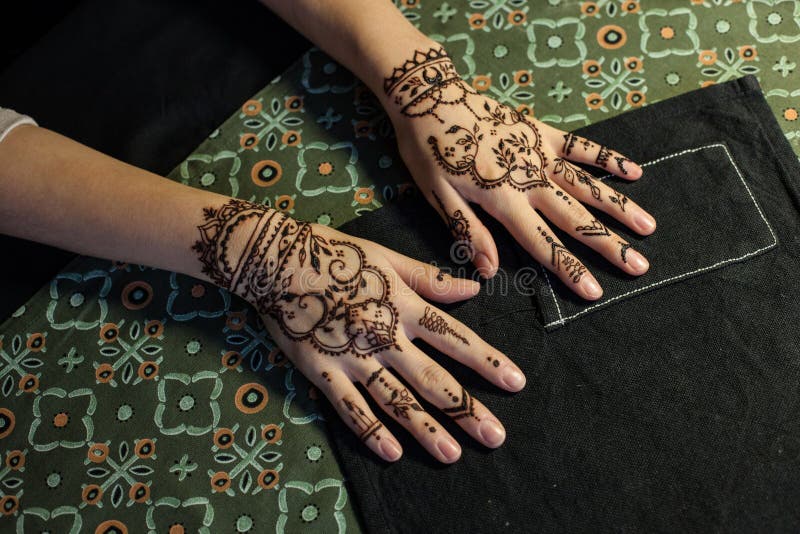 Piękna pojęcie - dwa dziewczyna dekoruje z henny mehendi tatuażem ręka Zakończenie, zasięrzutny widok zdjęcie stock Piękna pojęcie - dwa dziewczyna dekoruje z henny mehendi tatuażem ręka Zakończenie, zasięrzutny widok zdjęcie stock
