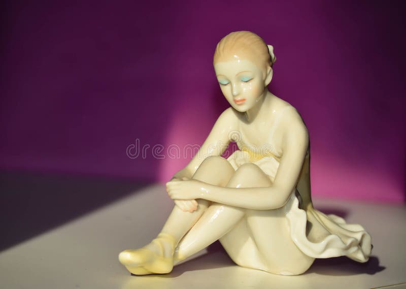 Piękna porcelany postać Ładnej młodej damy Baletniczy tancerz fotografia stock Piękna porcelany postać Ładnej młodej damy Baletniczy tancerz fotografia stock