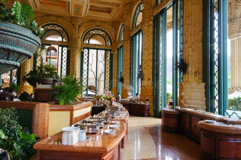 Piękna restauracja dla śniadania w luksusowym pałac w słońca mieście obrazy royalty free Piękna restauracja dla śniadania w luksusowym pałac w słońca mieście obrazy royalty free