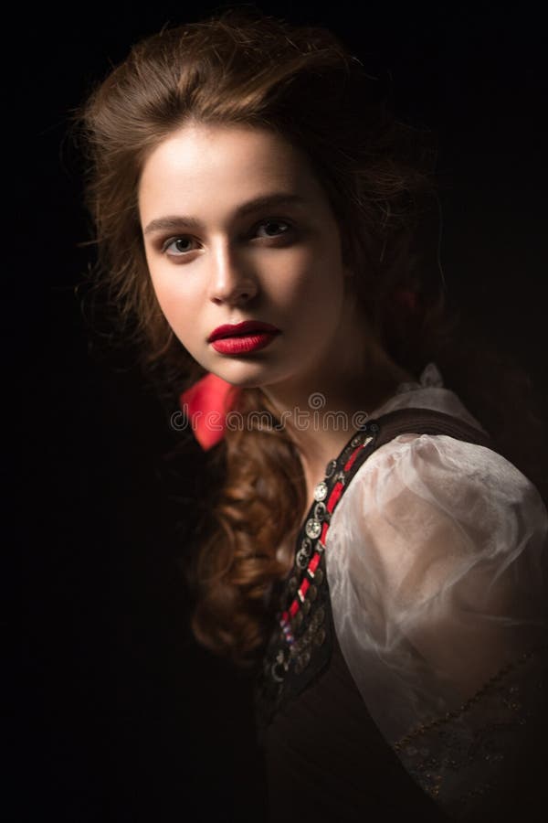 Piękna Rosyjska dziewczyna w obywatel sukni z warkocz fryzurą i czerwieni wargami Piękno Twarz