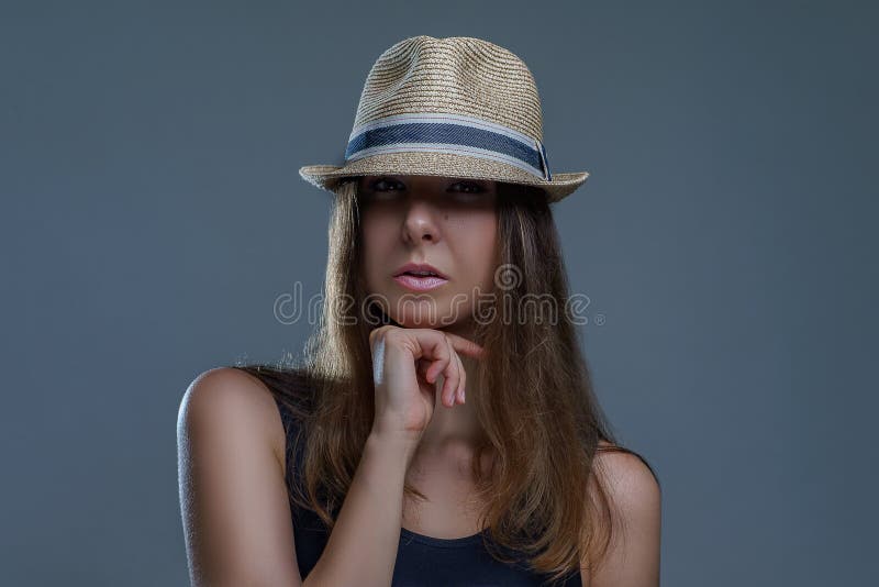 Piękna seksowna brunetki kobieta w moda kapeluszu pozuje stylishly odizolowywał na szarym tle w studiu fotografia royalty free Piękna seksowna brunetki kobieta w moda kapeluszu pozuje stylishly odizolowywał na szarym tle w studiu fotografia royalty free