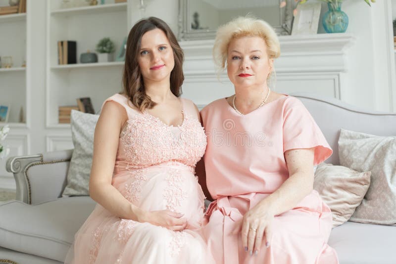 Piękna starsza mama i jej dorosła córka ściskamy zdjęcie royalty free Piękna starsza mama i jej dorosła córka ściskamy zdjęcie royalty free