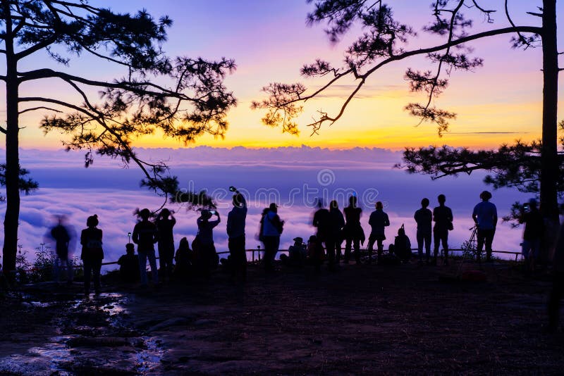 Piękna sylwetka turysty lub podróżnika cieszyć się mgłą i wschodem słońca w nok aen cliff phu of kradueng national park loei thlan fotografia stock