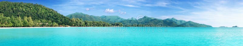 Piękna tropikalna Tajlandia wyspa panoramiczna z plażą, białym morzem i kokosowymi palmami