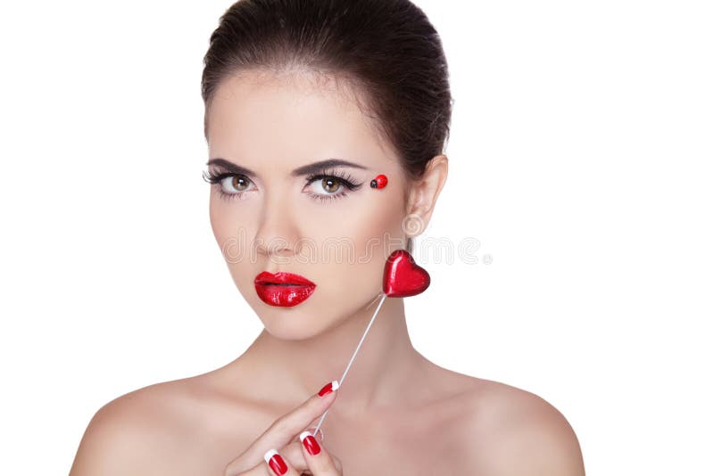 Piękna twarzy kobieta z splendoru makeup mienia jaskrawym sercem. T obrazy stock Piękna twarzy kobieta z splendoru makeup mienia jaskrawym sercem. T obrazy stock