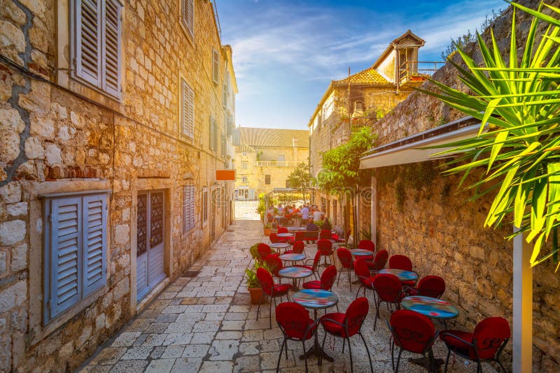 Piękna ulica z kwiatami w Hvar miasteczku, Hvar wyspa, Dalmatia, Chorwacja Stara Śródziemnomorska ulica, Hvar miasteczko Stary Ad fotografia stock Piękna ulica z kwiatami w Hvar miasteczku, Hvar wyspa, Dalmatia, Chorwacja Stara Śródziemnomorska ulica, Hvar miasteczko Stary Ad fotografia stock