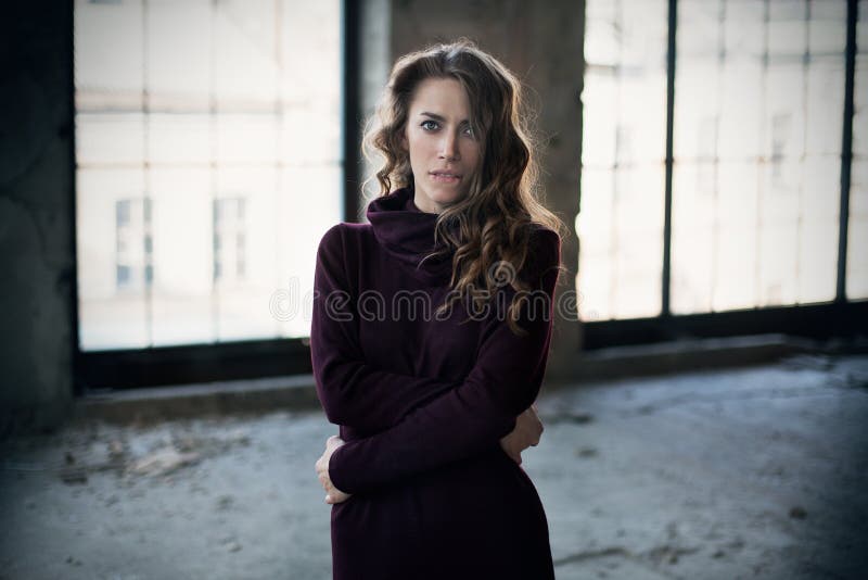 Piękna widowiskowa dziewczyna stoi blisko okno z tłuściuchnymi wargami fotografia royalty free Piękna widowiskowa dziewczyna stoi blisko okno z tłuściuchnymi wargami fotografia royalty free