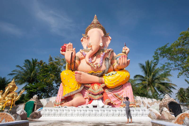 Piękna wielka statua władyka Ganesha żeńska azjatykcia pozycja i brać przy władyką Ganesha fotografia z kamerą, Narathiwat, fotografia stock Piękna wielka statua władyka Ganesha żeńska azjatykcia pozycja i brać przy władyką Ganesha fotografia z kamerą, Narathiwat, fotografia stock