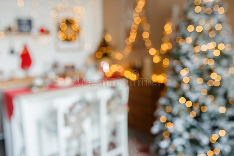 Piękna świąteczna kuchnia ozdobiona choinką i jasnymi światłami, bez ostrości na tle fotograficznym fotografia stock Piękna świąteczna kuchnia ozdobiona choinką i jasnymi światłami, bez ostrości na tle fotograficznym fotografia stock