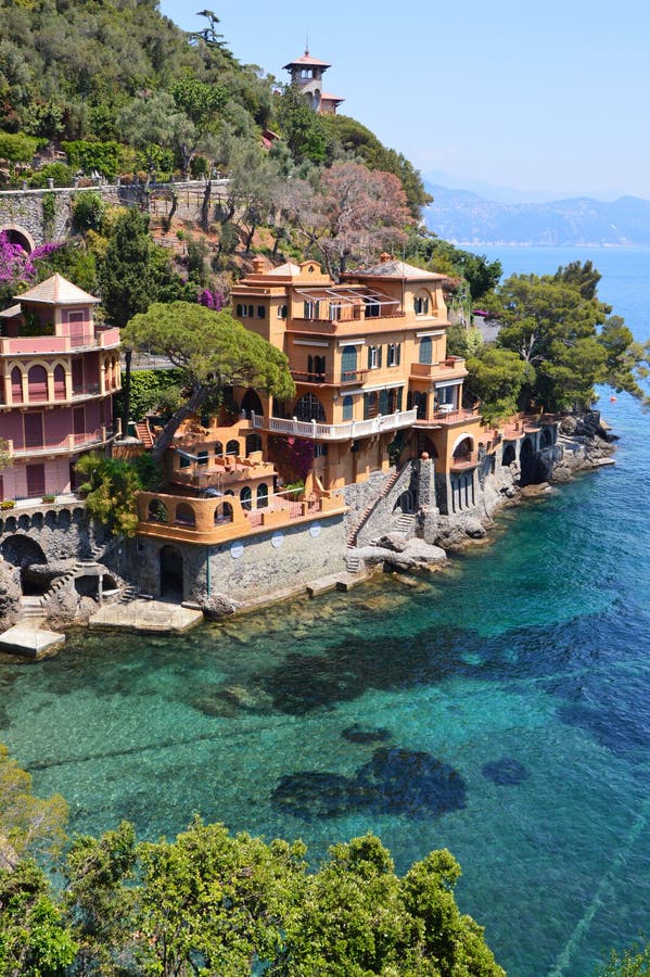 Piękne wille na brzeg Portofino z jasną zieleni wodą morze śródziemnomorskie, Portofino, Włochy zdjęcia royalty free Piękne wille na brzeg Portofino z jasną zieleni wodą morze śródziemnomorskie, Portofino, Włochy zdjęcia royalty free