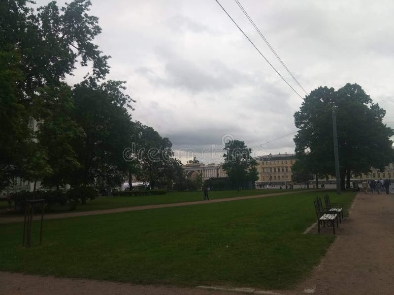 Piękne wiosenne miasto Sankt Petersburg po zimie Na drzewach pojawiają się kwiaty, trawy zielone