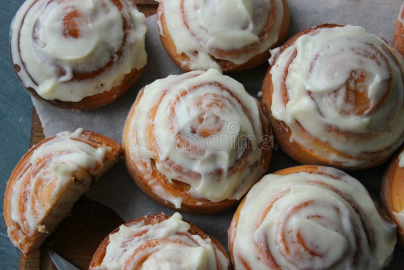 Piękne świeże cynamonowe rolki na w górę drewnianego grunge tekstury stołu Fragrant domowej roboty torty, Cinnabon zdjęcia royalty free Piękne świeże cynamonowe rolki na w górę drewnianego grunge tekstury stołu Fragrant domowej roboty torty, Cinnabon zdjęcia royalty free