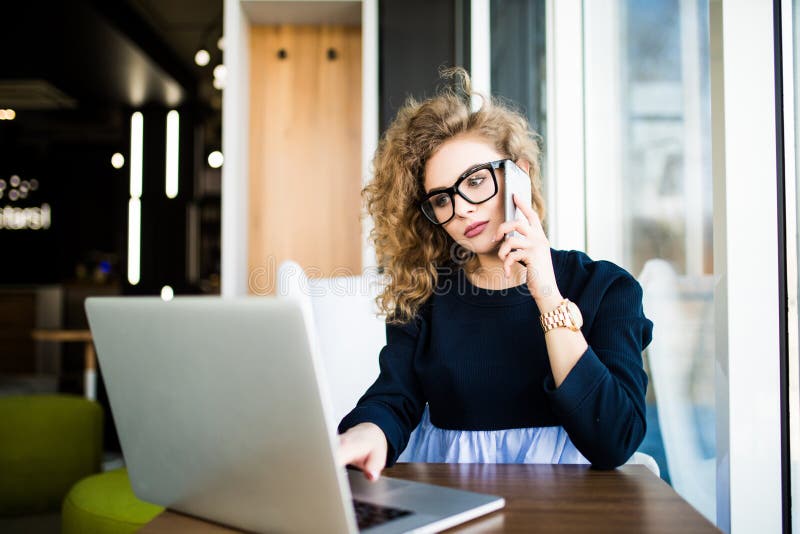 Pięknego bizneswomanu pracujący obsiadanie przy jej biurkiem w biurze spójrz laptopa obraz royalty free Pięknego bizneswomanu pracujący obsiadanie przy jej biurkiem w biurze spójrz laptopa obraz royalty free