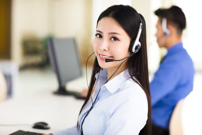 Pięknego centrum telefonicznego faktorski działanie w biurze obrazy stock Pięknego centrum telefonicznego faktorski działanie w biurze obrazy stock