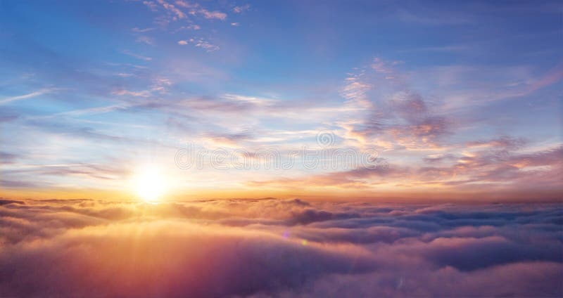 Pięknego zmierzchu nieba above chmury
