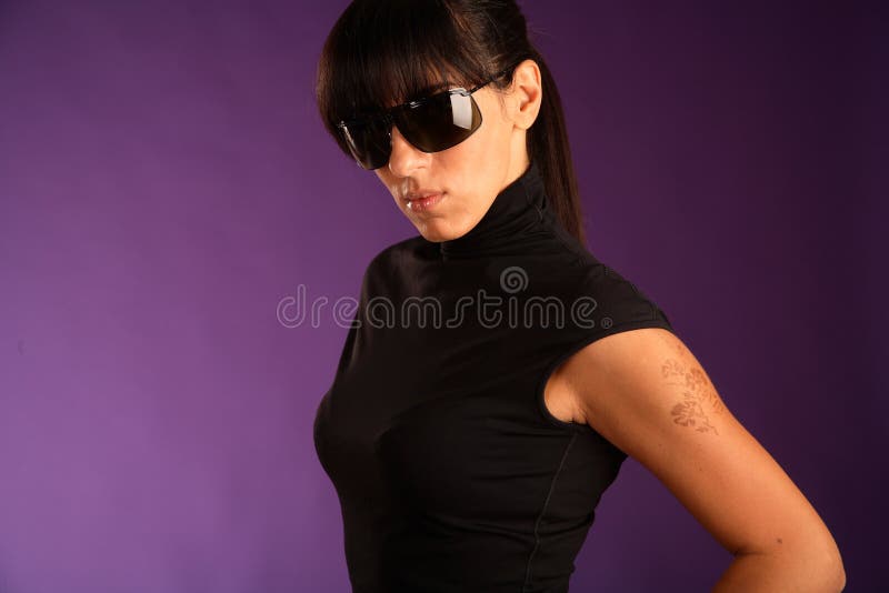 Pięknej brunetki silni okulary przeciwsłoneczne obrazy stock