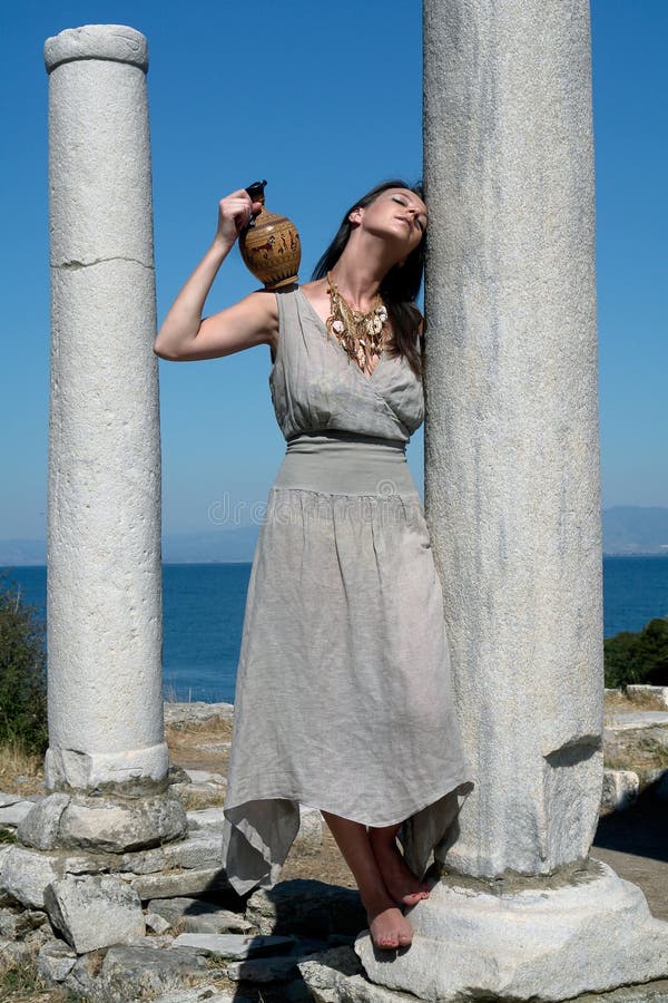 Pięknej dziewczyny greccy mienia naczynia potomstwa