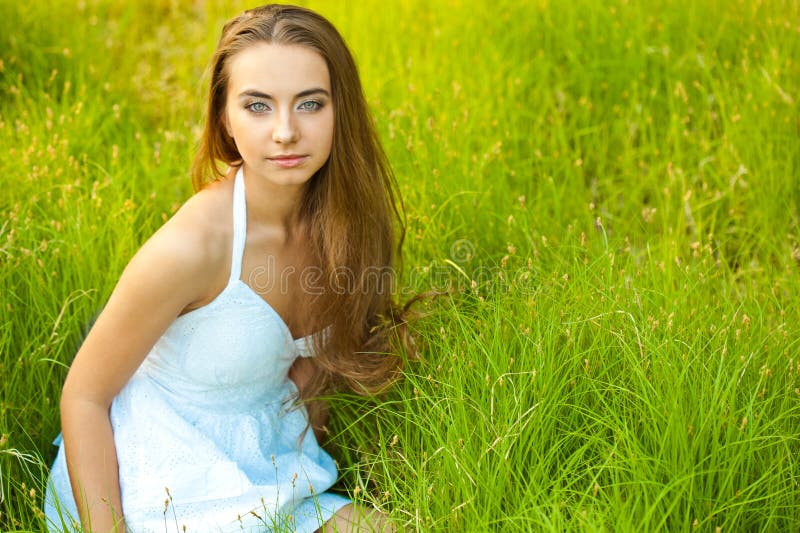Pięknej trawy siedząca kobieta